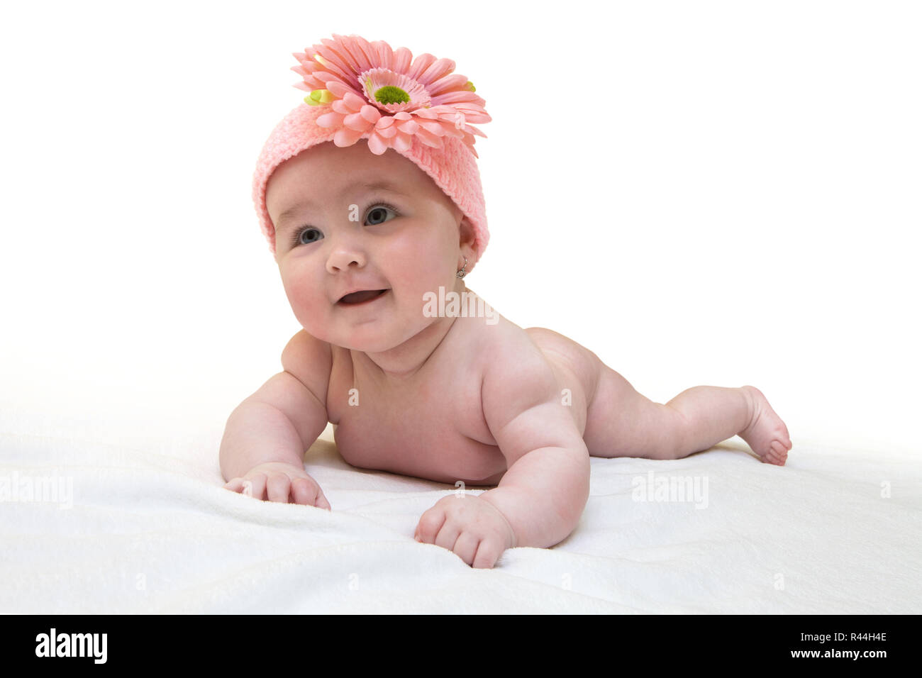 Funny femmina neonata con bella maglia rosa cappuccio su sfondo bianco.  Happy Baby girl con maglia di Nizza pinky cappuccio sulla pelliccia bianca  coperta. Weari neonato Foto stock - Alamy