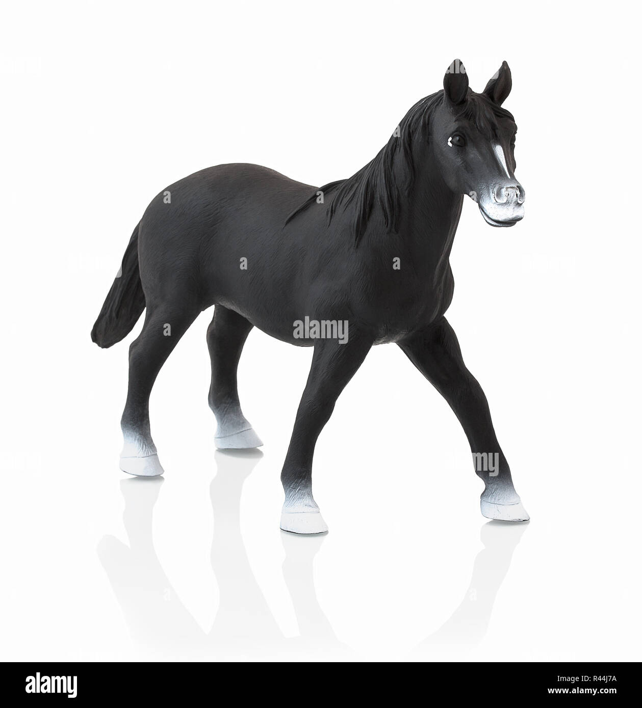 Cavallo nero toy isolato su sfondo bianco con ombre di riflessione. Per bambini in plastica di piccole dimensioni cavallo nero su sfondo bianco. Plastica in miniatura o modello Foto Stock