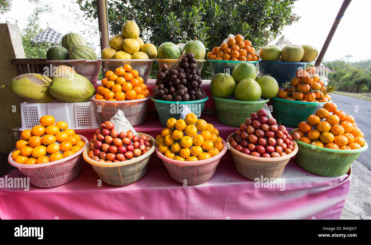 Frutti tropicali in cesti sul mercato della frutta Foto Stock