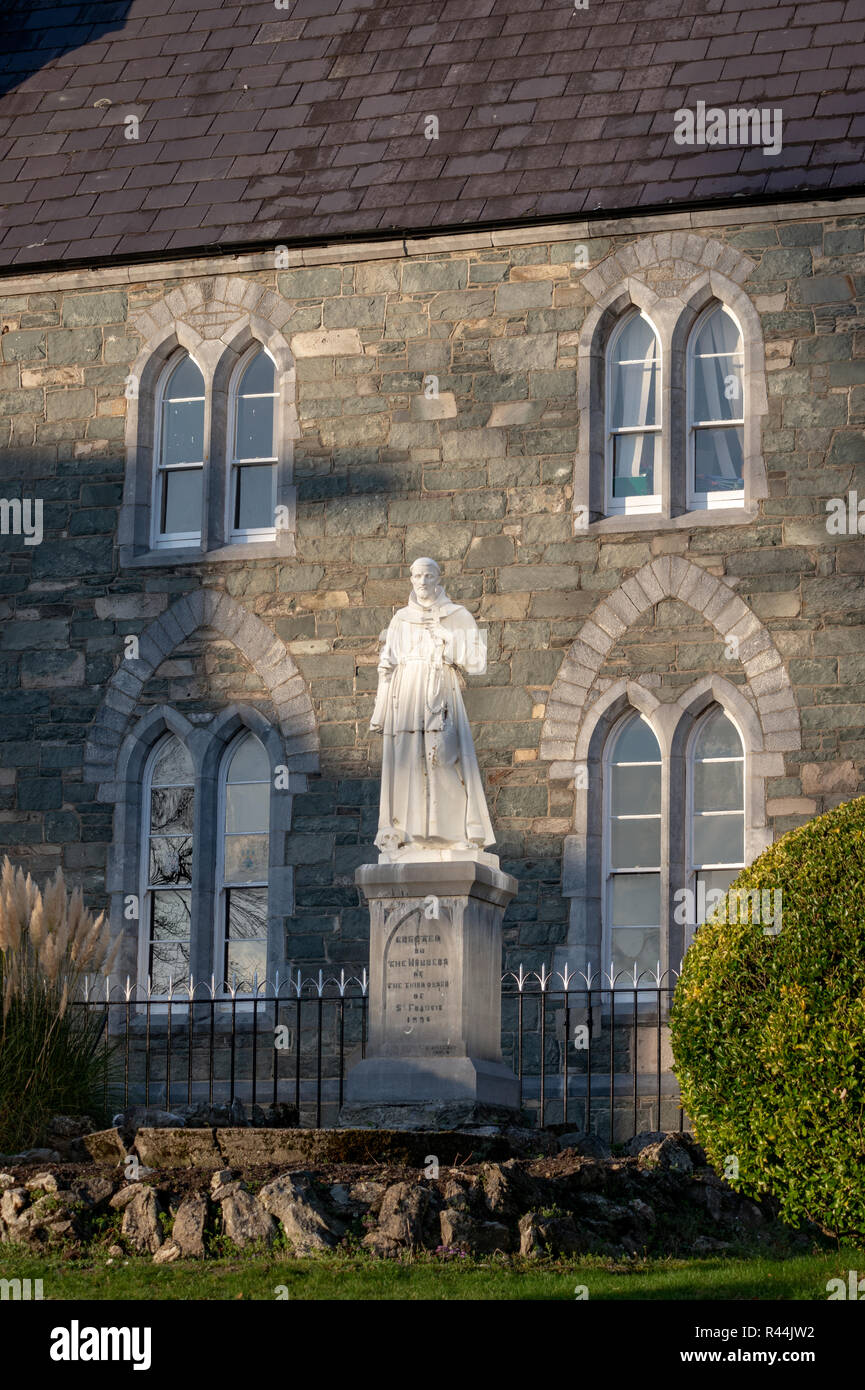 Religione Irlanda Statua di St.. Francesco di fronte al Frate Francescano a Killarney, County Kerry, Irlanda Foto Stock