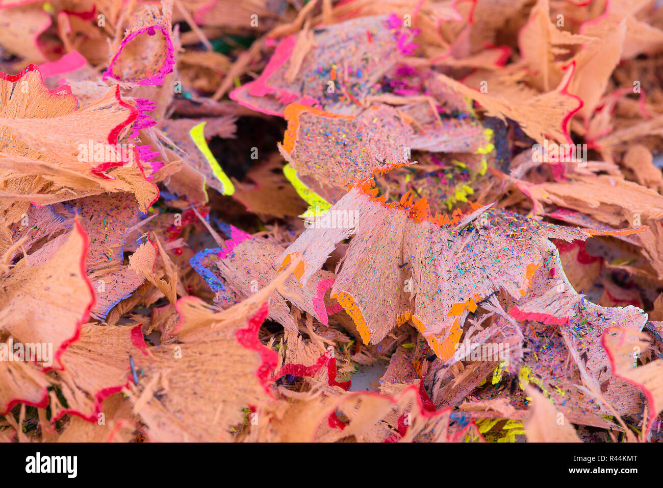 Matita colorata rade sfondo. Matita colorata dei trucioli di close-up. Foto Stock