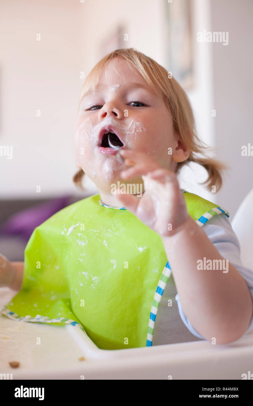 Baby mangiare cucchiaio in bocca Foto Stock