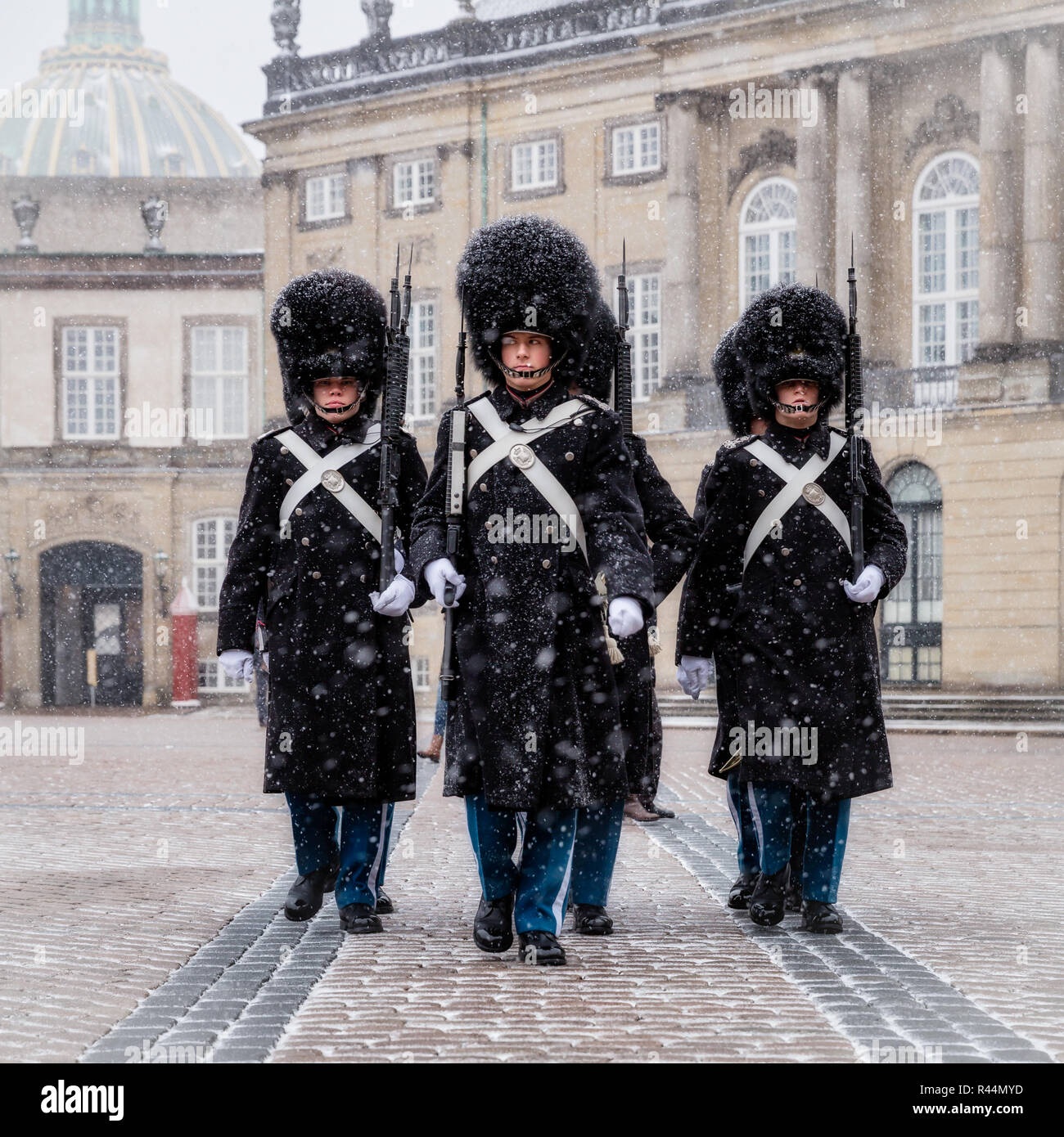 Royal vita delle guardie di fronte il Palazzo di Amalienborg durante una tempesta di neve, Copenhagen, Danimarca Foto Stock