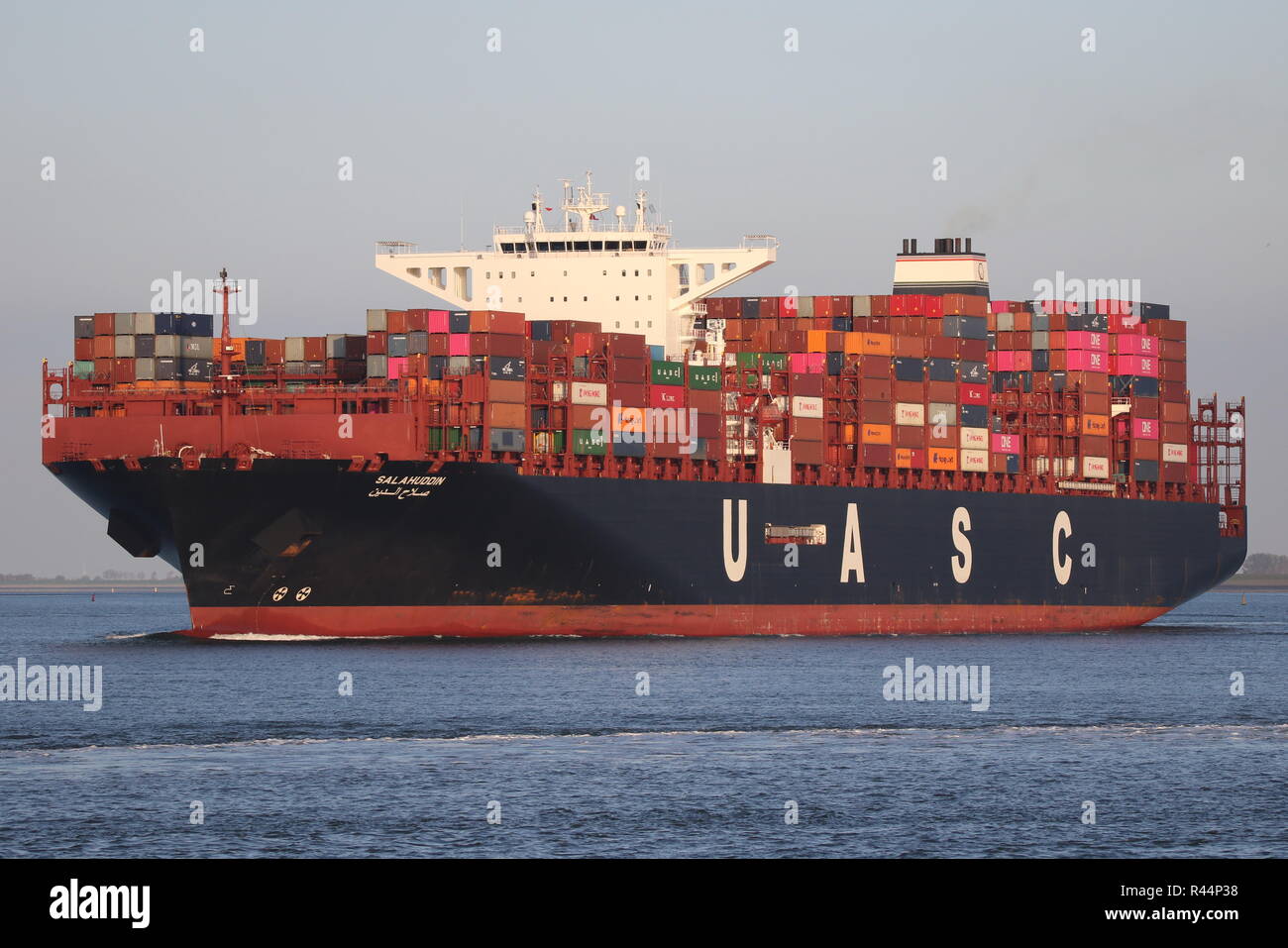 La nave portacontainer Salahuddin passa il 19 ottobre 2018 Terneuzen e prosegue verso il Mare del Nord. Foto Stock