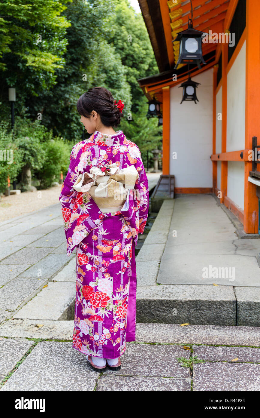 Vista posteriore della donna giapponese con kimono Foto stock - Alamy