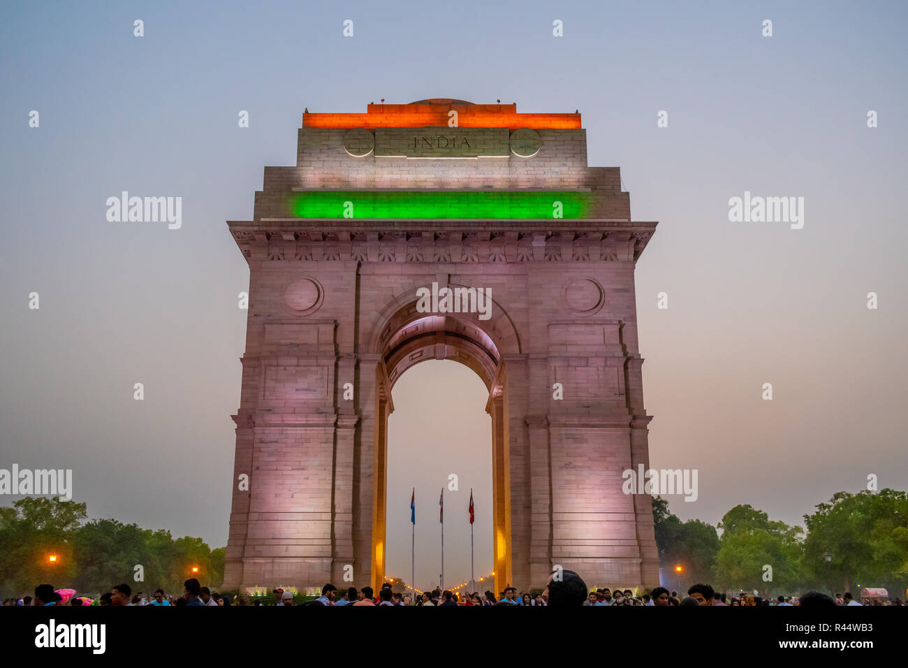 India Gate e le bandiere delle tre forze armate di India- dopo il tramonto Foto Stock