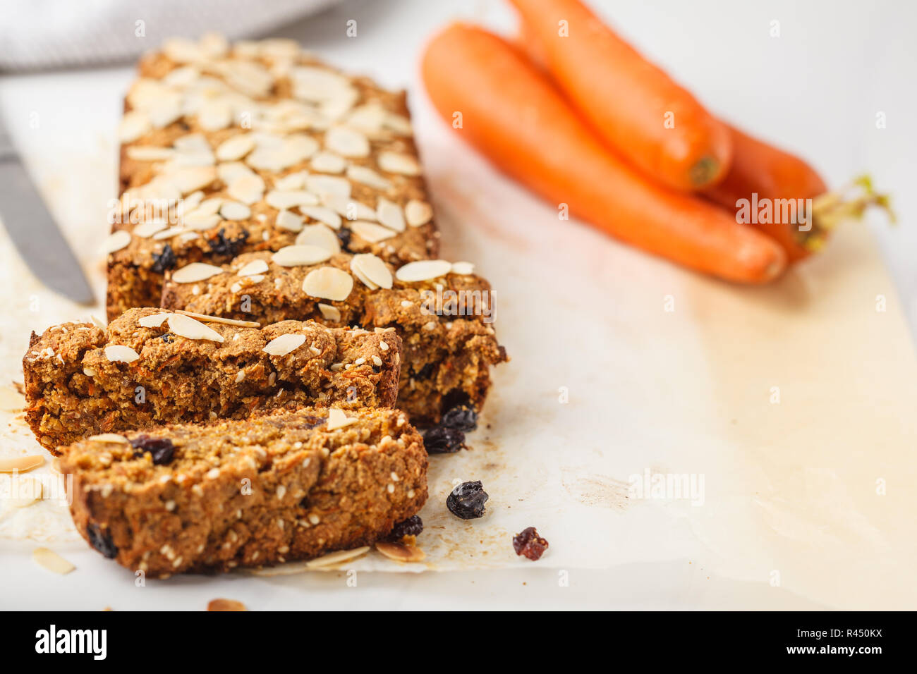 Vegano torta di carote con mandorle su uno sfondo bianco. Impianto basato il concetto di cibo. Foto Stock