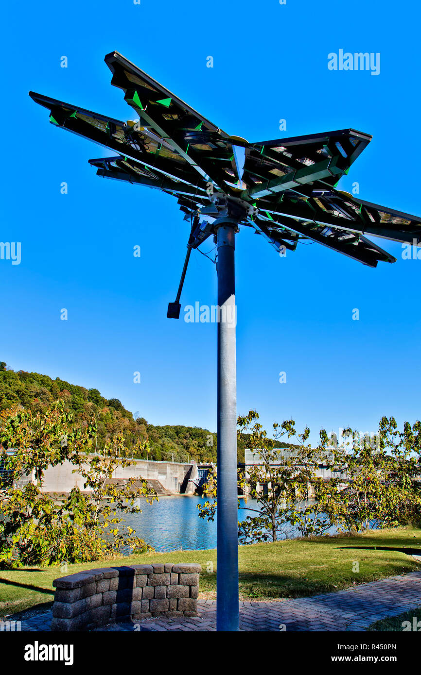 Array solare elevato, identificato come "Solar Photovoltaic Flair", stazione di carica del veicolo. Blocco navigazione Melton Hill. Foto Stock