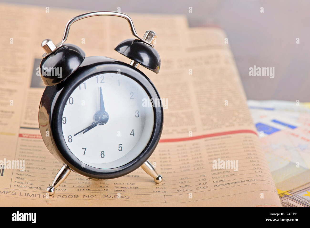 Close-up di orologio, le banconote in euro e giornale Foto Stock