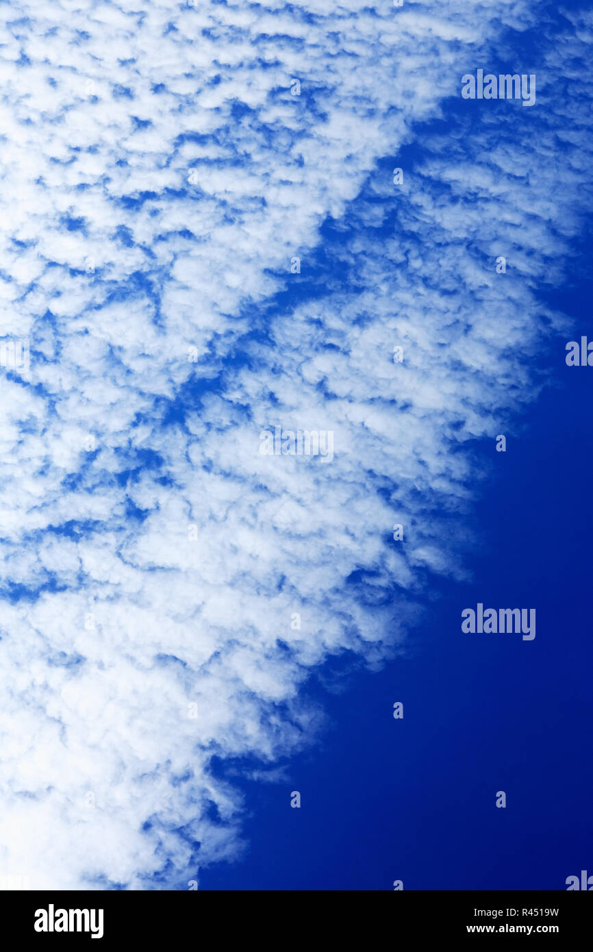Bello sfondo naturale con il bianco delle nuvole contro il cielo blu Foto Stock