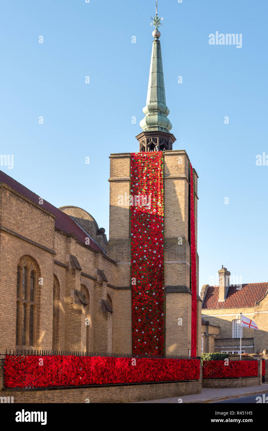 La facciata della chiesa di San Giorgio Chiesa del Memoriale, Ypres, adornata con papaveri in occasione del centenario dell'Armistizio Foto Stock