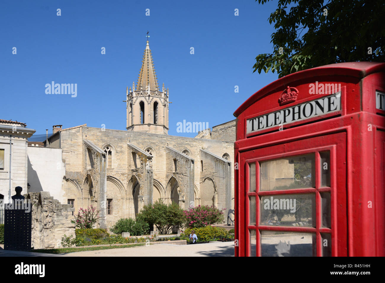 Chiesa di San Marziale, Park & Giardino, & British telefono rosso scatola su Agricol Perdiguier Square Avignon Provence Francia Foto Stock