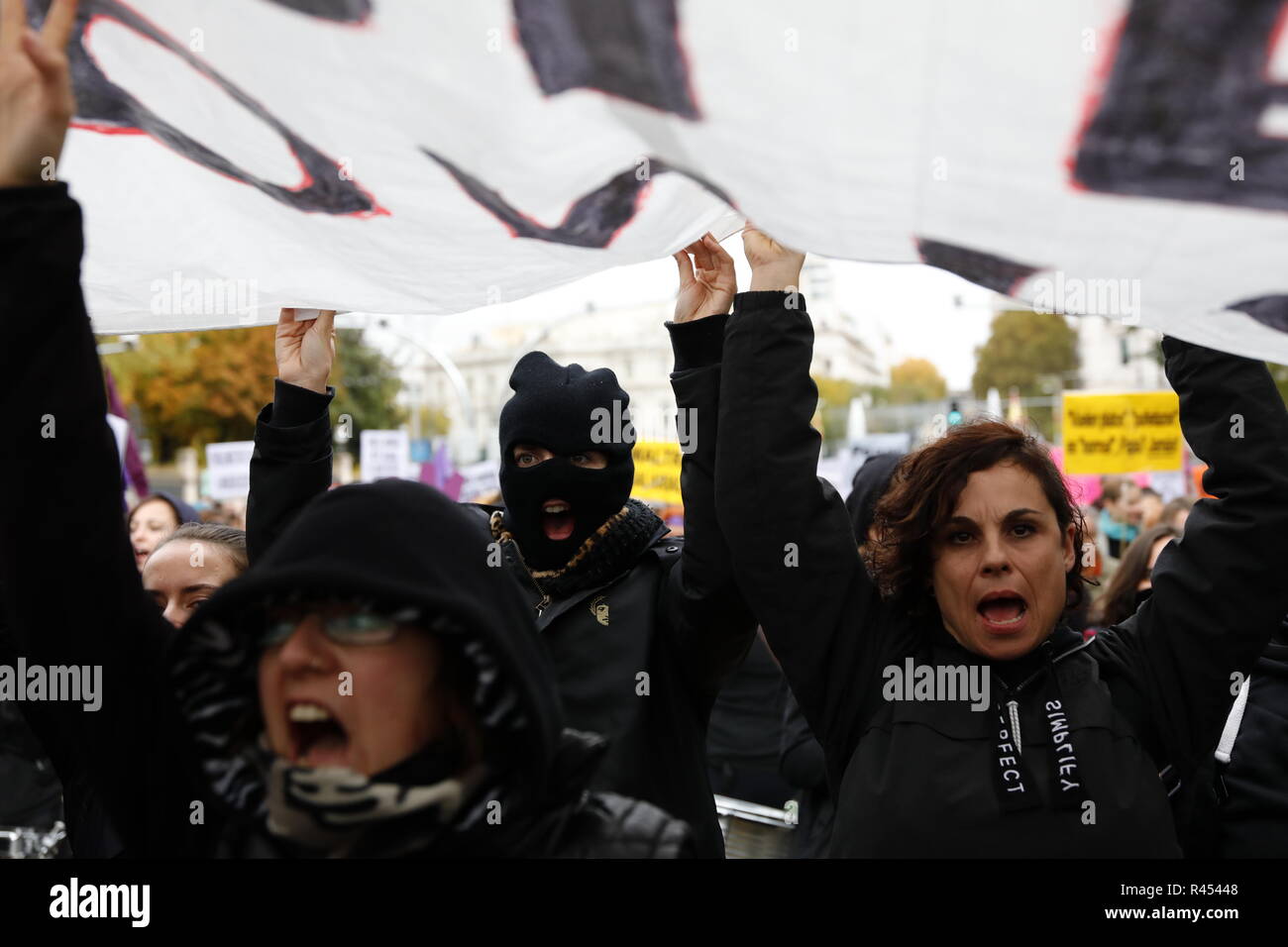 Madrid, Paesi Bassi. Il 25 novembre 2018. La manifestazione denominata a Madrid contro la violenza maschile, che ha visto la partecipazione di migliaia di persone e rappresentanti dei partiti politici e dei sindacati, nonché numerosi gruppi sociali, ha iniziato poco prima di mezzogiorno sotto lo slogan "Non uno di meno, ci libera vogliamo' il Nov 25, 2018 a Madrid, Spagna Credito: Jesús Hellin/Alamy Live News Foto Stock