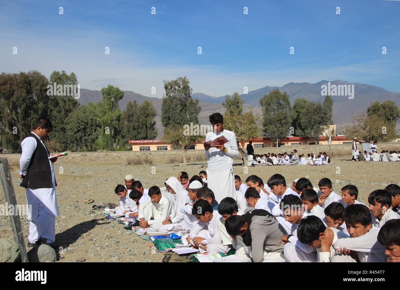 Asadabad, Afghanistan. 24 Novembre, 2018. Afghan agli studenti di frequentare un corso presso una scuola locale in Khas Kunar distretto di Kunar provincia orientale dell'Afghanistan, nov. 24, 2018. Circa 9 milioni di bambini afgani con circa il 40 per cento di essi sono le ragazze che frequentano la scuola regolarmente. Come gruppi armati, inclusi i talebani e Stato islamico (SI) abiti sono attivi, centinaia di scuole hanno riferito è rimasto chiuso, soprattutto nelle campagne. Credito: Emran Waak/Xinhua/Alamy Live News Foto Stock