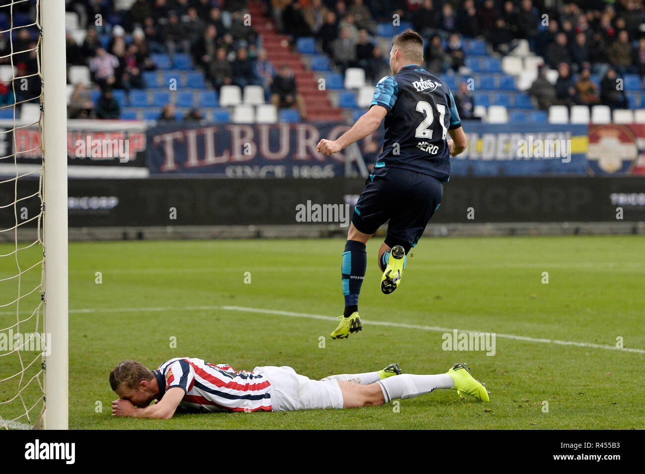 Tilburg, Paesi Bassi, 25 novembre 2018 olandese Eredivisie calcio stagione 2018 / 2019. WillemII - Vitesse. WillemII - player Thomas Meissner sconsolato dopo il 0-1 gol segnato da Vitesse - player Matus Bero durante il match Willem II - Vitesse. Credito: Pro scatti/Alamy Live News Foto Stock