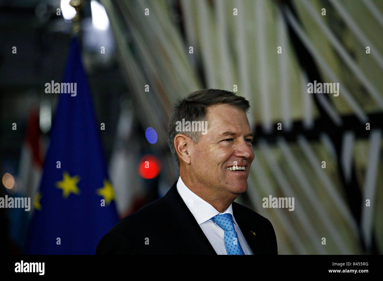 Bruxelles, Belgio. 25 Nov 2018. Il presidente della Romania, Klaus Iohannis arriva a partecipare in uno straordinario UE leaders summit per finalizzare e formalizzare l'accordo Brexit. Alexandros Michailidis/Alamy Live News Foto Stock