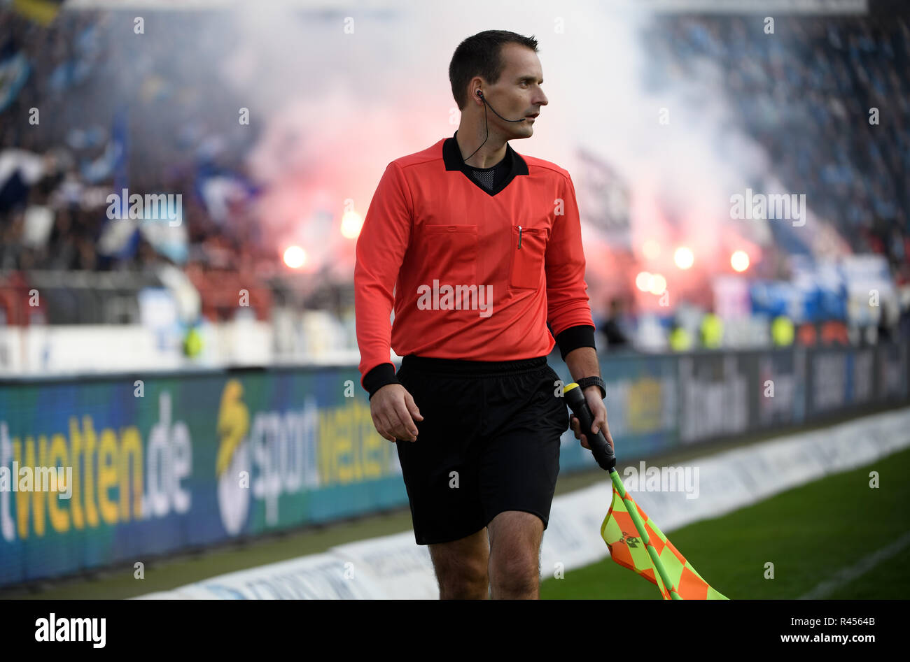 Ritratto di azione, azione per guardafili ritratto Axel Martin, in background i fan di 1860 con pyro/fuochi d'artificio, fuochi d'artificio, petardi. GES/calcio/3 lega: Karlsruher SC - TSV 1860 di Monaco di Baviera, 25.11.2018 Calcetto: 3 lega: KSC - Monaco 1860, Karlsruhe, Novembre 25, 2018 | Utilizzo di tutto il mondo Foto Stock