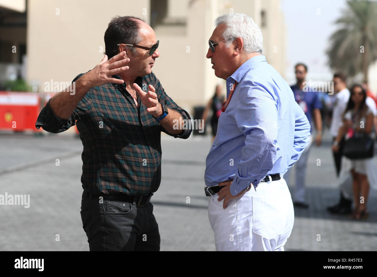 Abu Dhabi, Emirati arabi uniti, 25 novembre 2018, Yas Marina, Abu Dhabi Emirati arabi uniti; Etihad Airways Formula 1 Gran Premio di Abu Dhabi, il giorno della gara; Lawrence passeggiata e Gerhard Berger Credit: Azione Plus immagini di sport/Alamy Live News Foto Stock