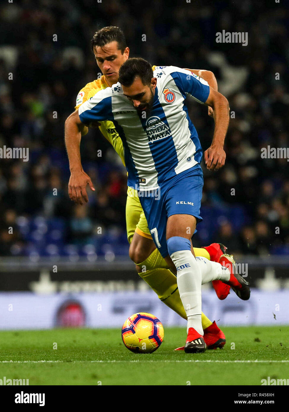 Barcellona, Spagna. 25 novembre 2018, Cornella-El Prat, Cornella de Llobregat, Barcellona, Spagna; La Liga calcio, Espanyol rispetto a Girona; Borja Iglesias del RCD Espanyol tenta di prendere la palla nella scatola pressurizzata da Bernardo di Girona FC Credit: Azione Plus immagini di sport/Alamy Live News Foto Stock