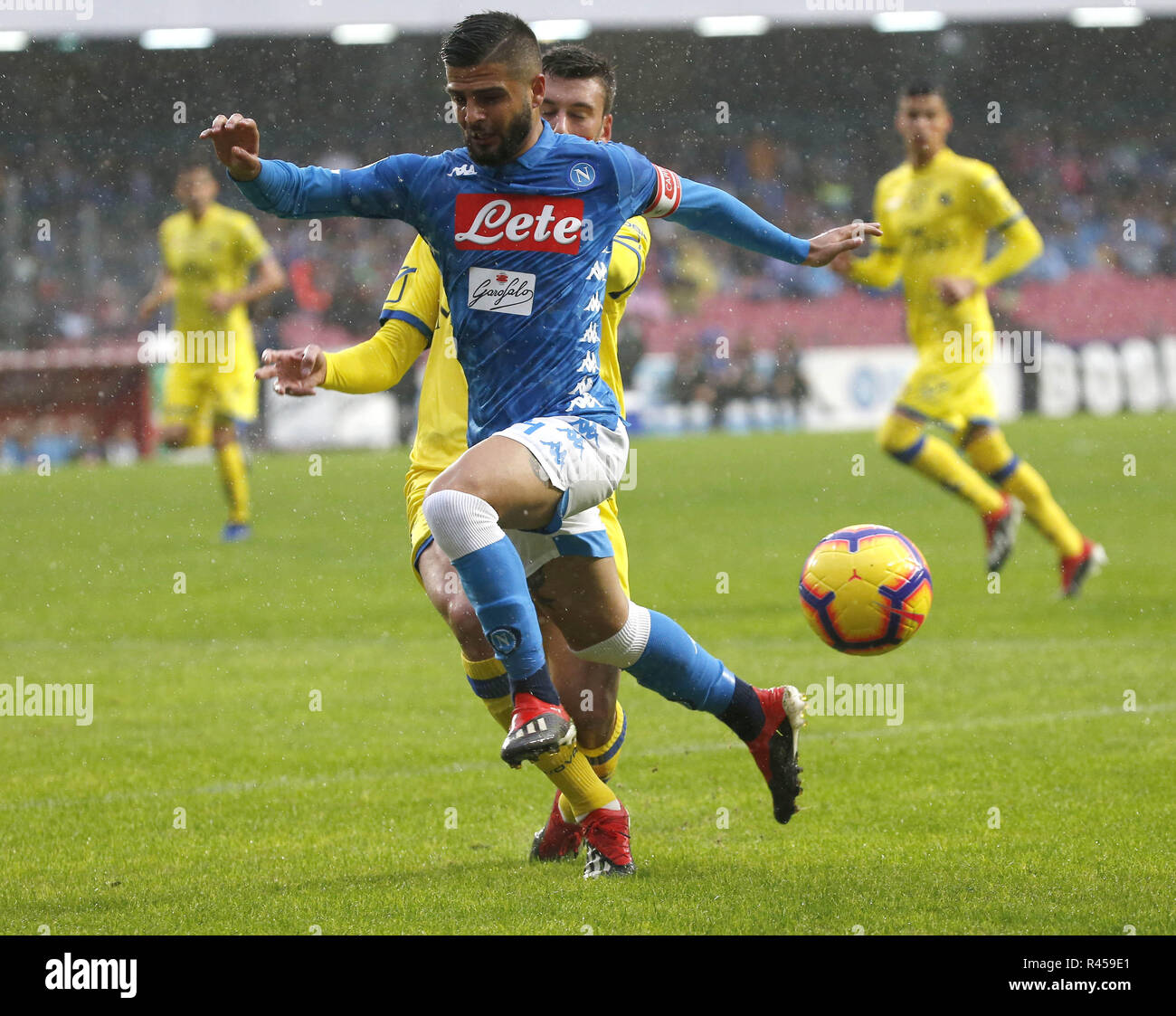 Stadio San Paolo a Napoli, Italia. 25 Nov, 2018. Serie A Calcio, Napoli contro il Chievo; Lorenzo insigne di Napoli tiene alta la palla in movimento sul credito run: Azione Plus sport/Alamy Live News Foto Stock