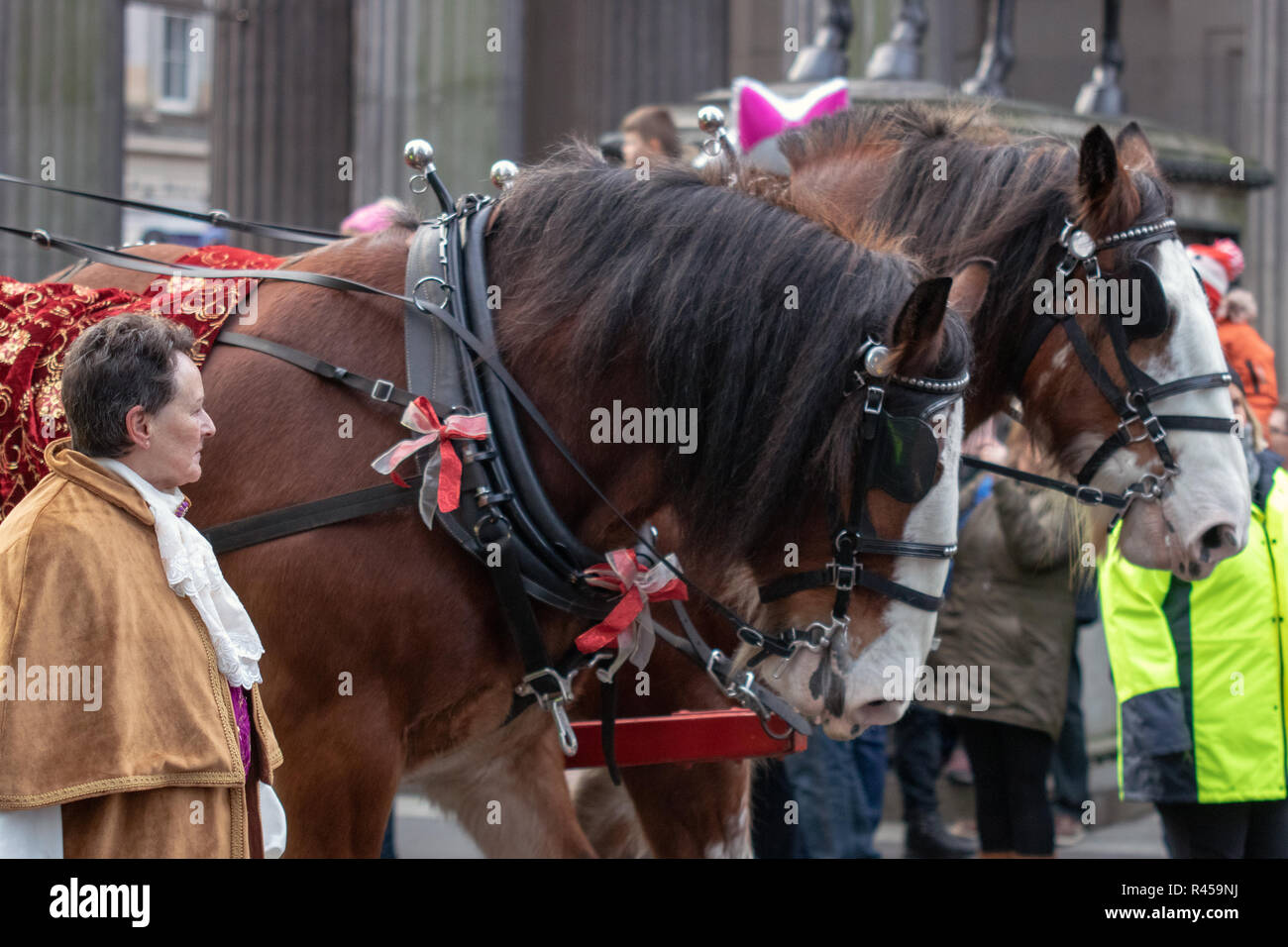 Glasgow, Scotland, Regno Unito. 25 Novembre, 2018. Il stile annuale miglio Carnival ha sfilato attraverso il centro della città di Glasgow da St. Enoch Square a George Square, dove il mercato di Natale è stato inaugurato questo pomeriggio. Guardati da migliaia di locali e turisti, centinaia di artisti di festa in costume di abbagliamento ha preso per le strade della Scozia la più grande città. La processione è guidata da Lord Provost Bolander Eva, lungo con 8-anno-vecchio Caleb Miller, che sta raccogliendo fondi per Glasgow ospedale per bambini di carità. Iain McGuinness / Alamy Live News Foto Stock