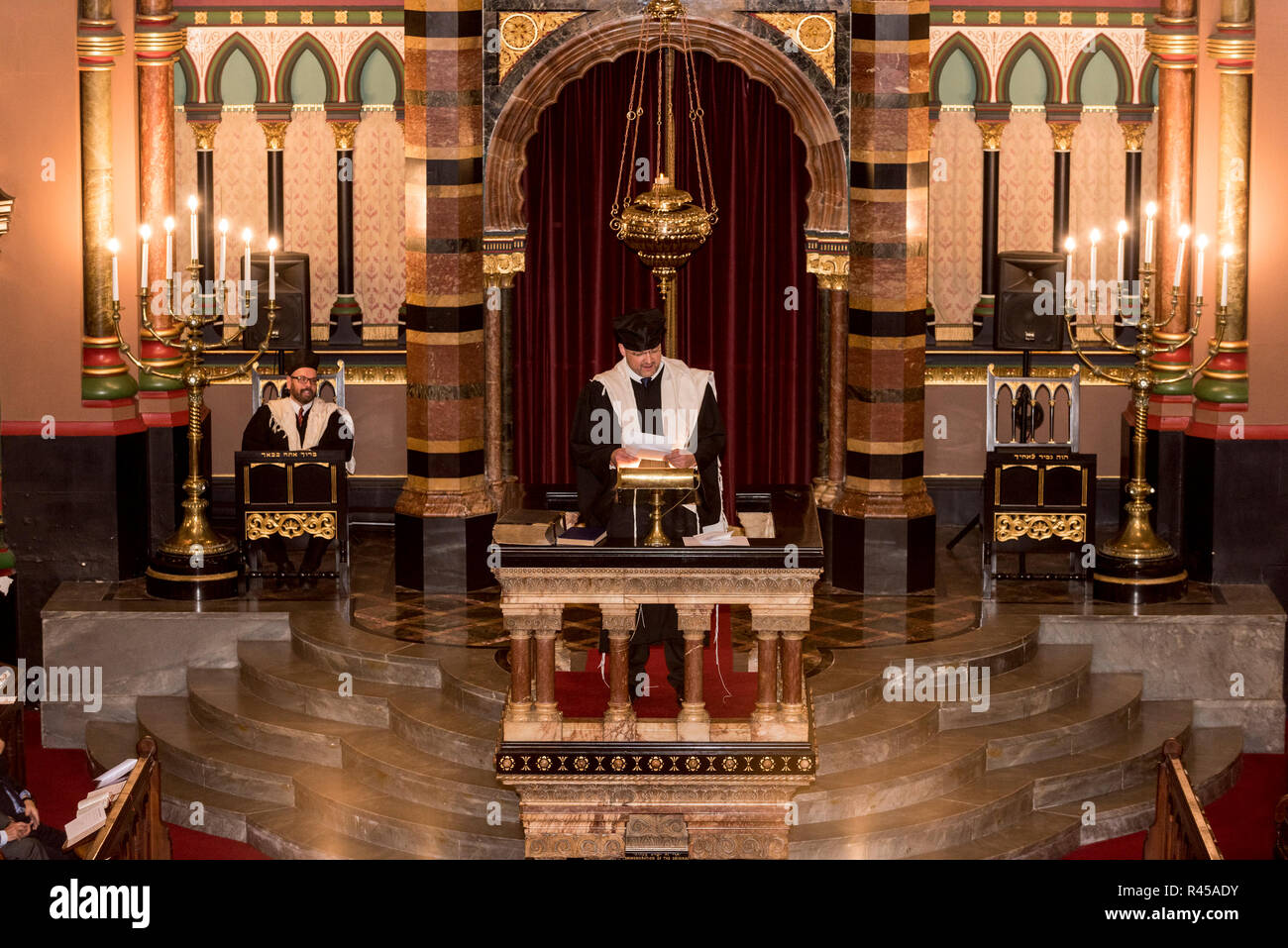 Princes Road sinagoga, Liverpool, Regno Unito, 25 novembre 2018.UK. Induzione in ufficio di Rabbi Ariel Abel come Ministro della Congregazione da Rabbi Reiben Livingston. Led di servizio da Cantor Edwards contrassegni. Il rabbino Ariel Abel dando la sua parola di induzione alla congregazione e funzionari. Credito: Rena perla/Alamy Live News Foto Stock