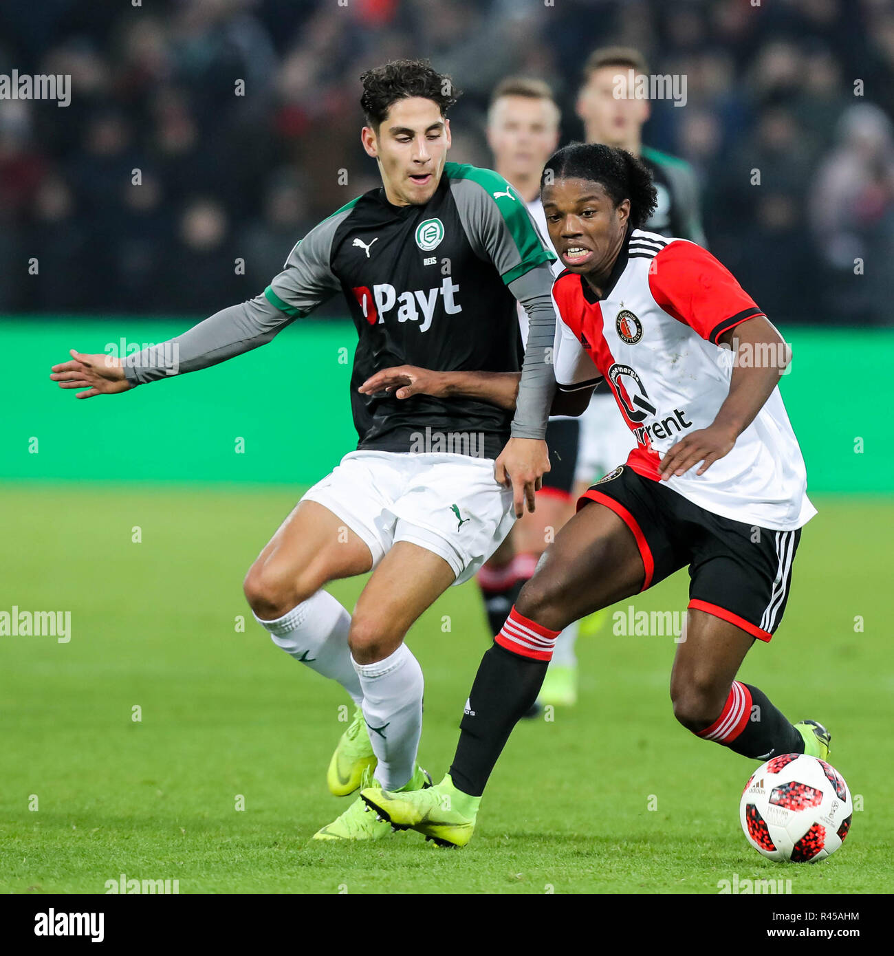 Rotterdam, Paesi Bassi, 25 Novembre, 2018. - Feyenoord - Groningen , Calcetto , Stagione 2018/2019 , Eredivisie , Stadion Feijenoord, De Kuip , 25-11-2018 , risultato 1-0 , Groningen player Ludovit Reis (l) e Feyenoord player Tyrell Malacia (r) Credito: Pro scatti/Alamy Live News Foto Stock