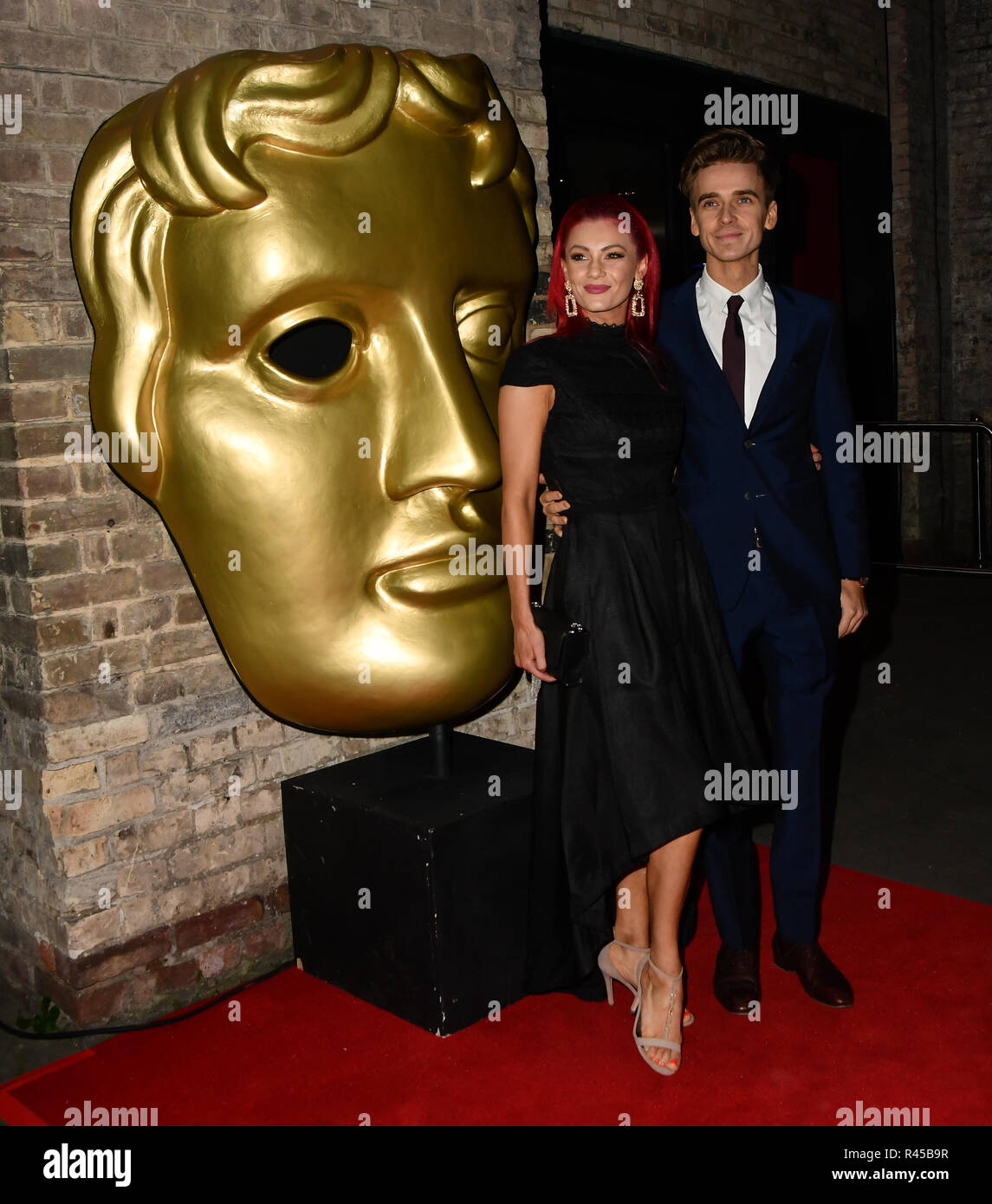 Dianne Buswell e Joe suggerimenti arrivers presso il BAFTA bambini's Awards 2018 at Roundhouse il 25 novembre 2018, Londra, Regno Unito. Foto Stock