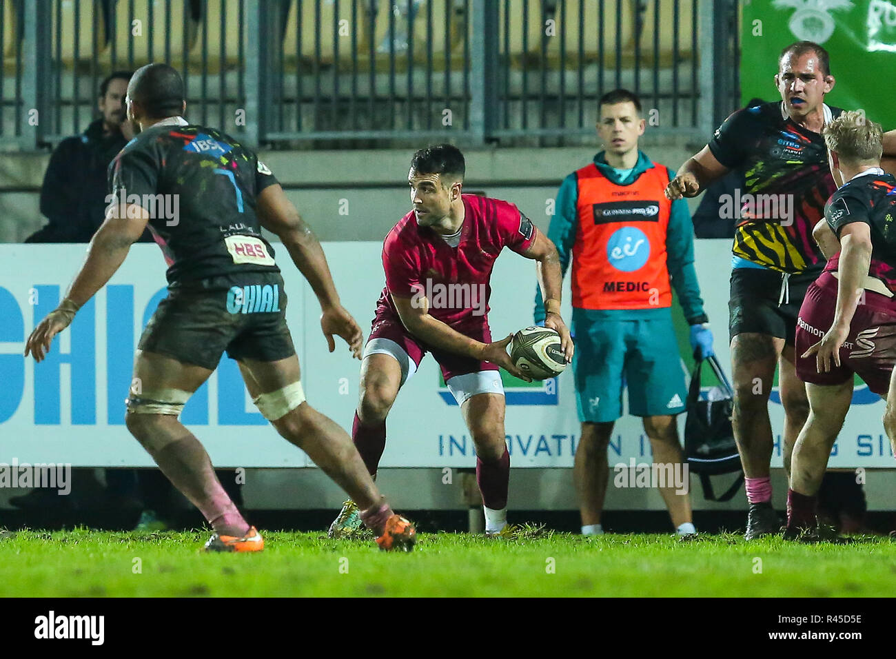 Parma, Italia. 25 Novembre, 2018. Munster's scrum metà Conor Murray retrocede al campo dopo il suo infortunio nella partita contro le zebre Rugby Club. Qui passa la palla al suo compagno di squadra. ©Massimiliano Carnabuci/Alamy Live news Foto Stock