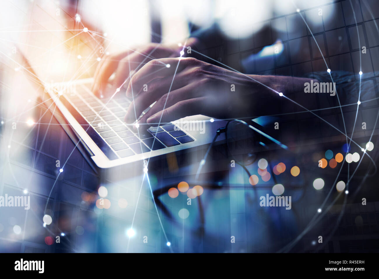 Business man lavora in ufficio con computer portatile. Concetto di rete internet. doppia esposizione Foto Stock