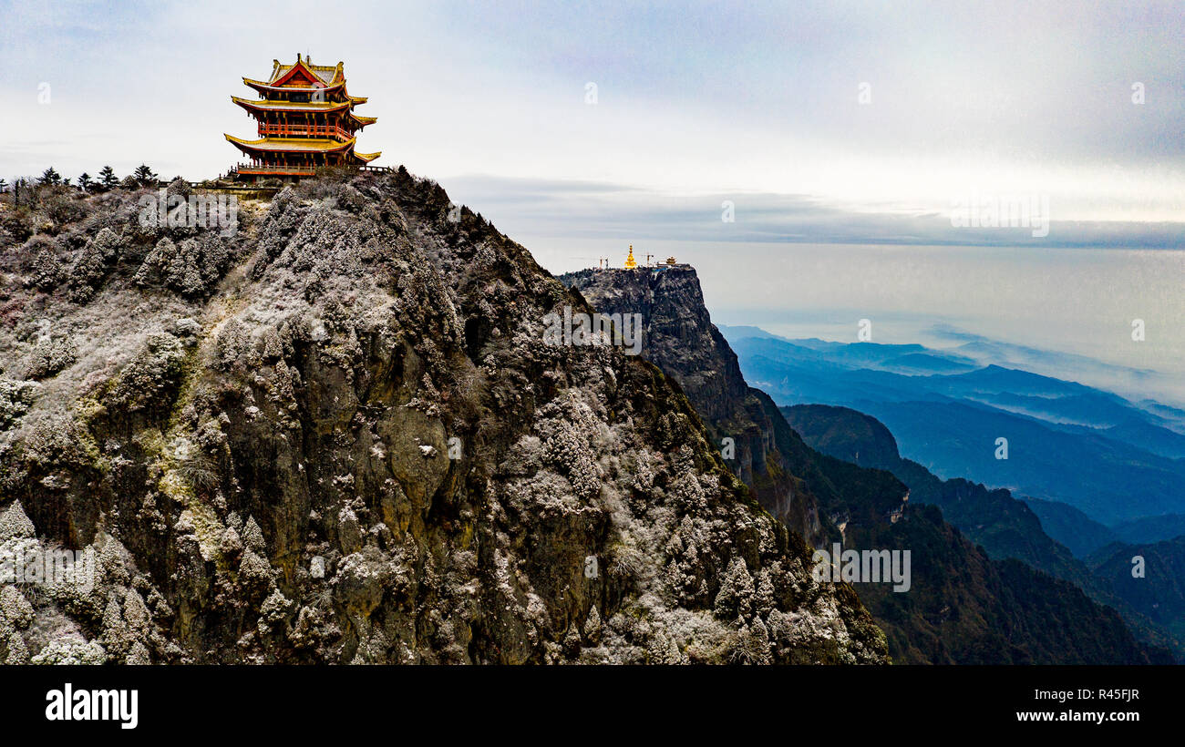 Tempio d'oro sul picco Wanfo, Emeishan o Monte Emei, nella provincia di Sichuan, in Cina Foto Stock