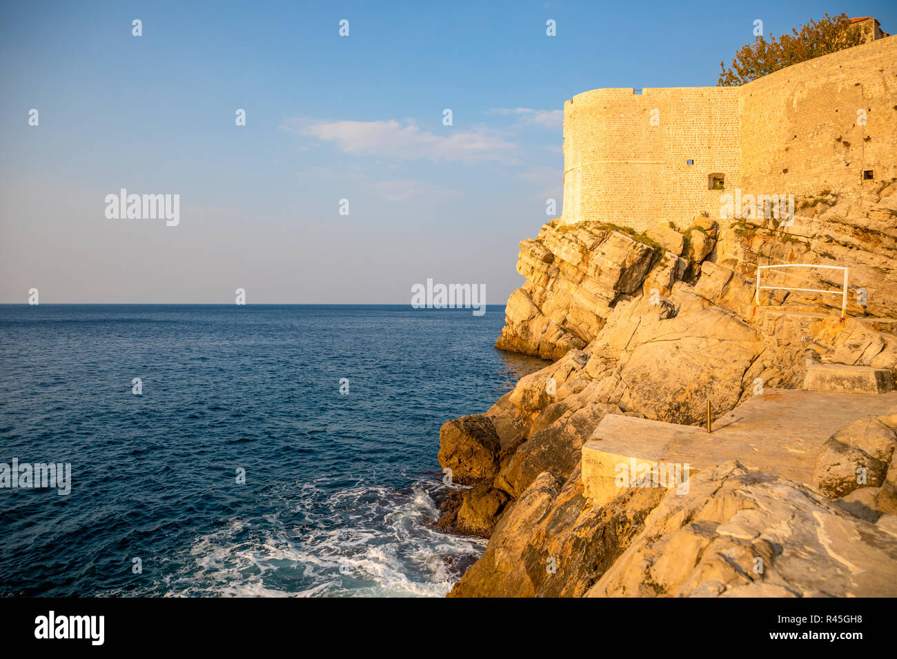 Dubrovnik, Croazia vista delle mura della città che si affaccia su pareti e mare con scogli durante il giorno, Dubrovnik Foto Stock
