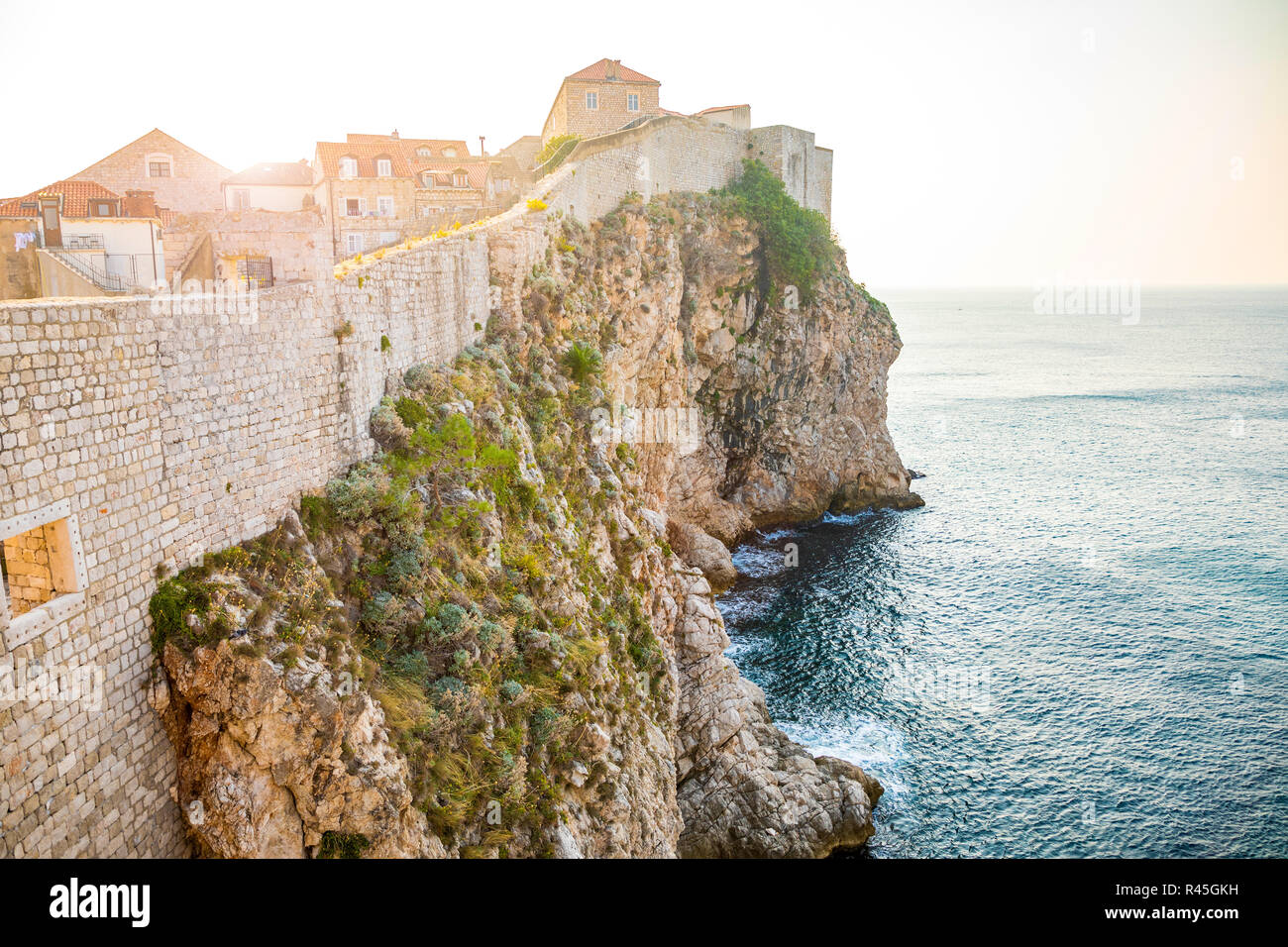 Dubrovnik, Croazia vista da mura della città che si affaccia su pareti e mare con scogli durante il giorno, Dubrovnik Foto Stock