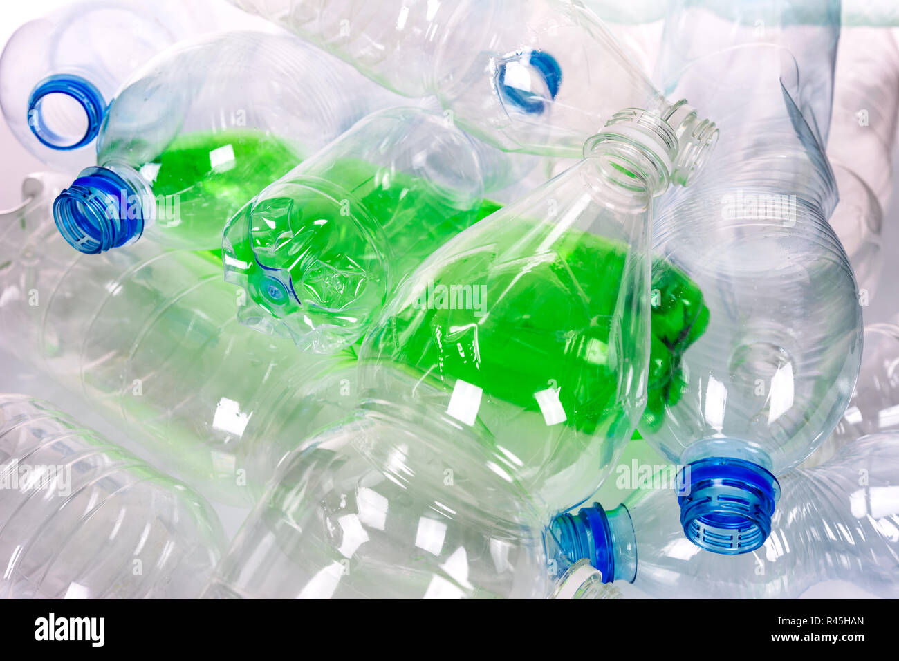 Inquinamento ambientale concetto - le bottiglie di plastica vuote pronto per il riciclaggio in close-up. Foto Stock