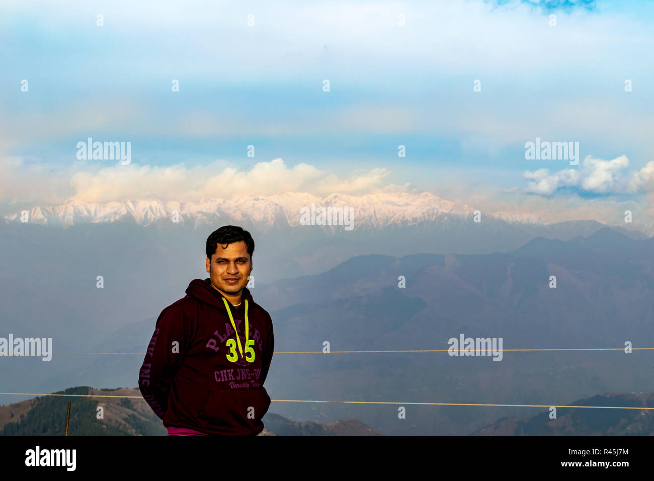 Pir Panjal gamma, l'Himalaya- posa dopo la scalata verso la cima della collina/ Mountain, il cielo al tramonto i raggi del sole al tramonto sulla catena montuosa. Foto Stock