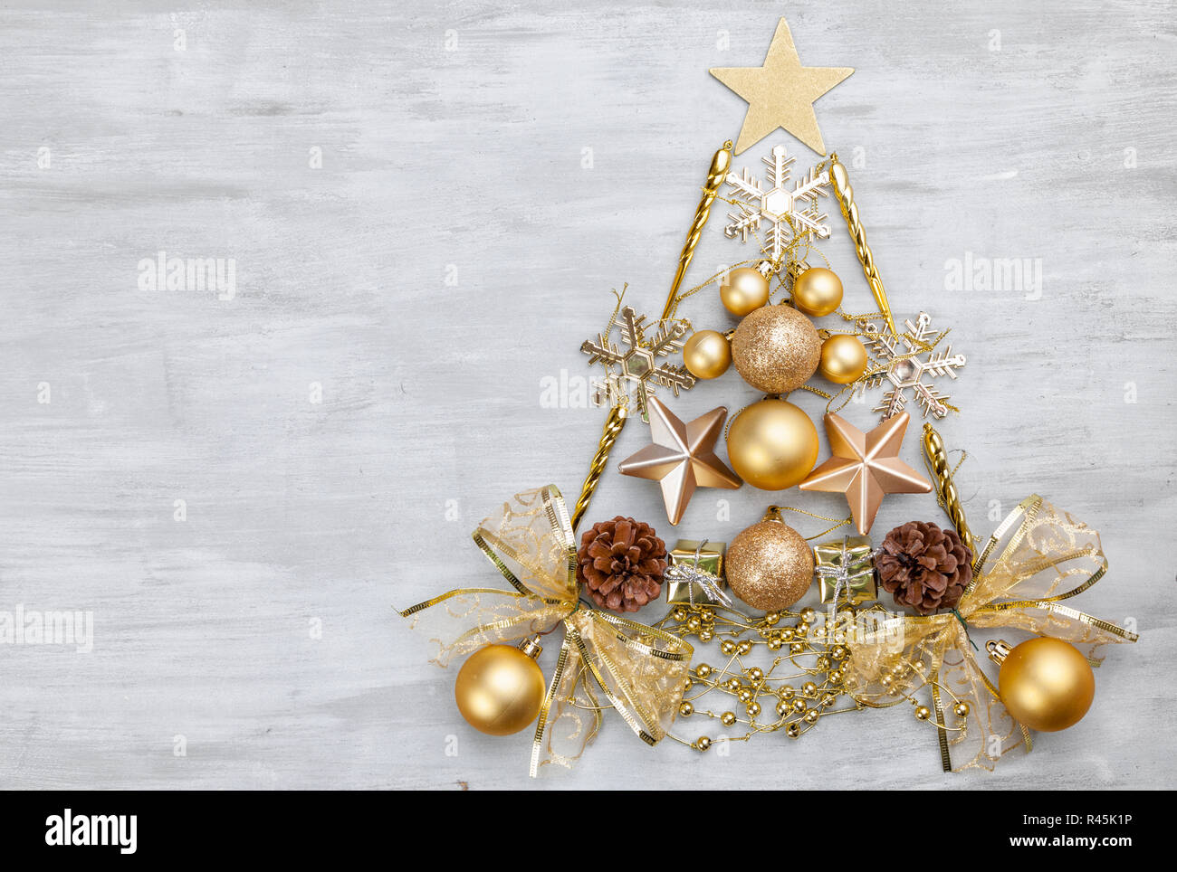 Albero di natale di grigio sullo sfondo di legno Foto Stock