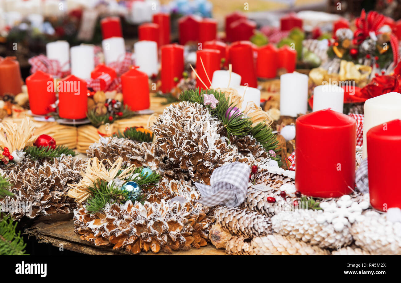 Avvento e Natale wreathe, ramoscelli di beechnut conifere, rosso e candele bianche, frutta secca, mele, arance, cannella. Le decorazioni di Natale a Foto Stock