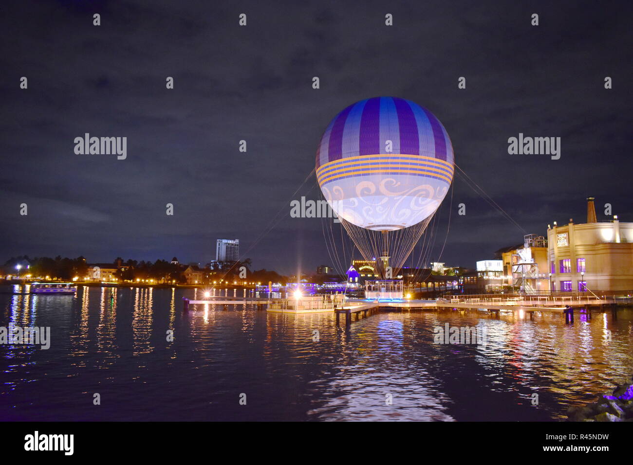 Orlando, Florida. Novembre 21, 2018. Vista panoramica del lago illuminati a riva e pallone aerostatico di notte nella molla di Disney Foto Stock