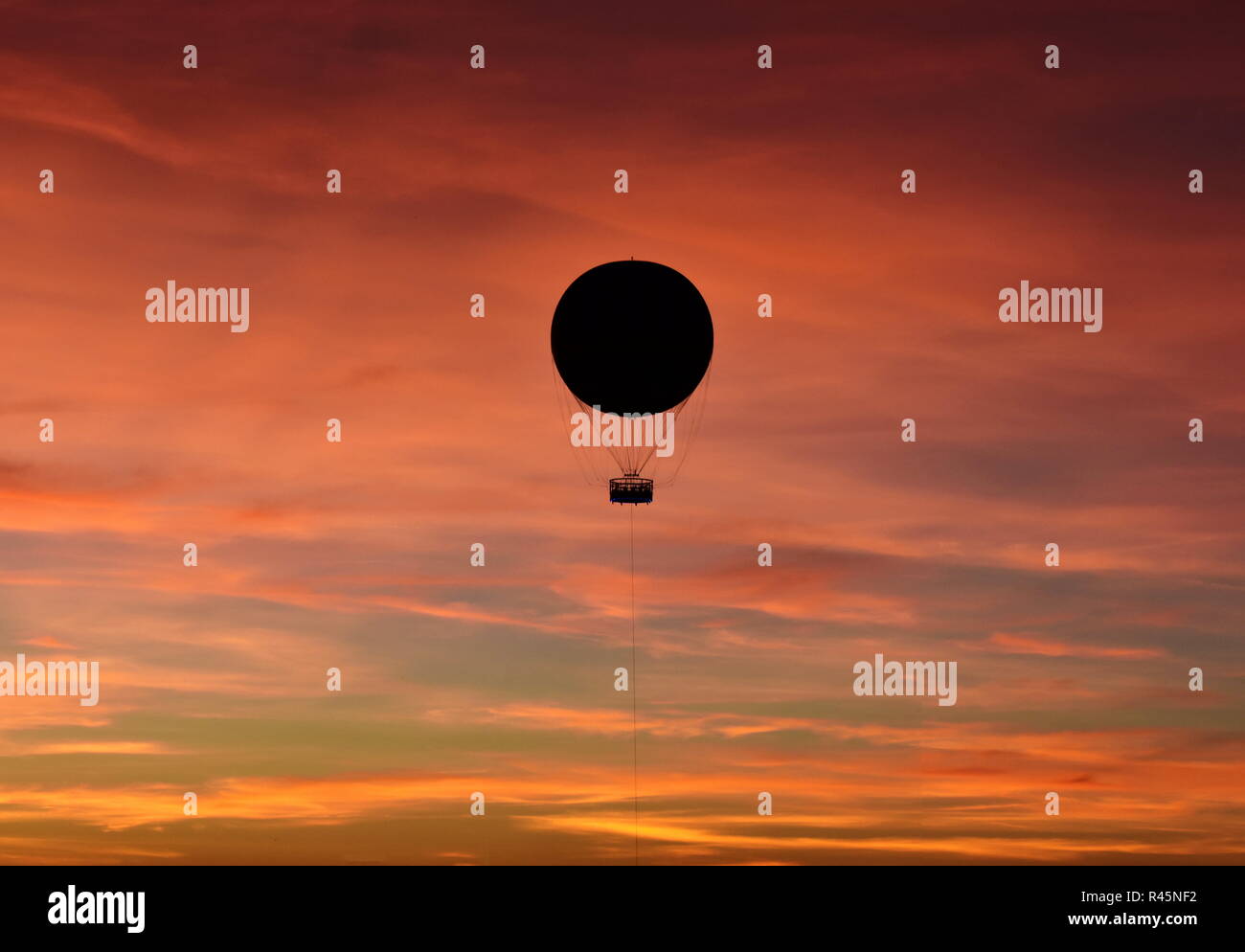 Orlando, Florida. Novembre 08, 2018 . Vista panoramica del pallone aerostatico sul tramonto colorato sfondo nella molla di Disney. Foto Stock