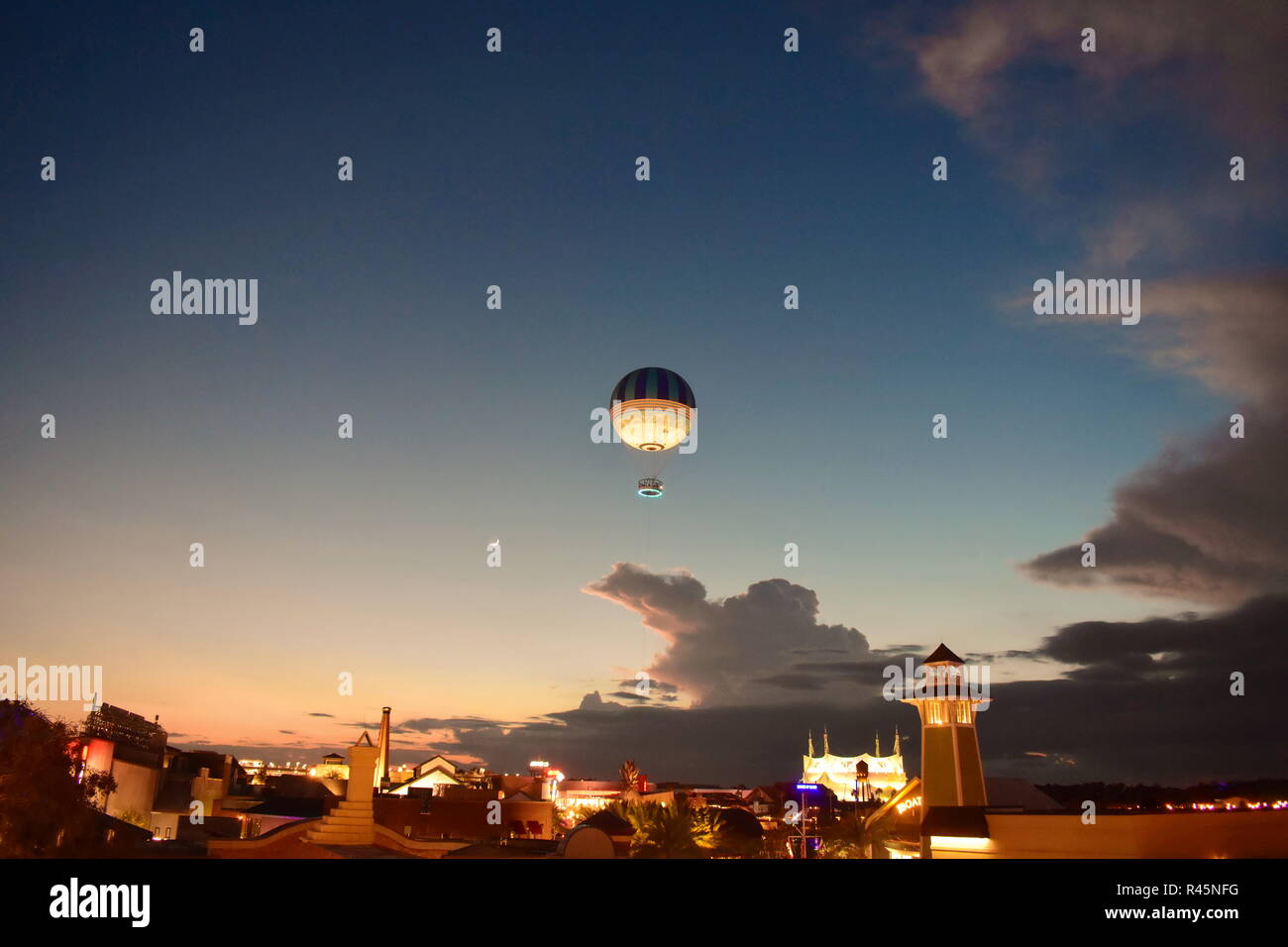 Orlando, Florida. Novembre 15, 2018. Vista panoramica del pallone aerostatico sul bellissimo tramonto con Disney a molla. Foto Stock