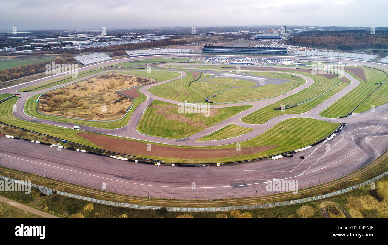 Rockingham Motor Speedway nel Northamptonshire, famoso per aver Europe accumulate più veloce ovale circuito di gara, tenendo il suo ultimo raceday il sabato prima della sua chiusura. Un ovale motor racing via che ha cercato di 'rompere lo stampo' ha ospitato racing competitivo per l'ultima volta. Rockingham Motor Speedway in Corby, Northamptonshire, aperto nel 2001 e ha ospitato il British Touring Cars Championship (Btcc) e British GT. Ma la sala che può ospitare 52.000 tifosi e costato £45m per costruire, ha smesso di hosting racing per diventare un 'hub logistico" per l'industria automobilistica nel 2019. Foto Stock