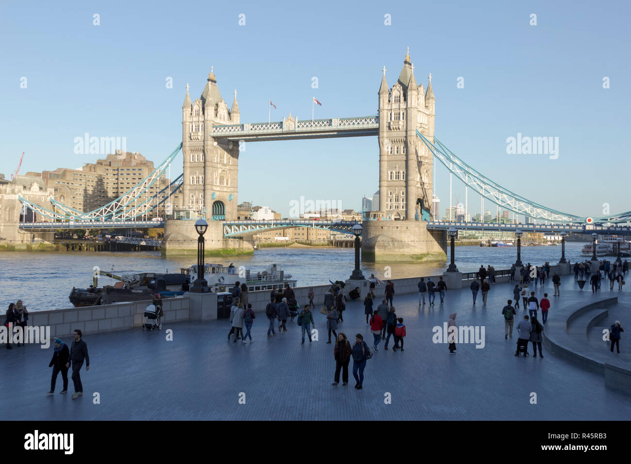 Il Tower Bridge, Central London, London. Regno Unito. 22 ottobre 2018.UK. I turisti in una giornata di sole nel centro di Londra in ottobre 2018. Foto Stock