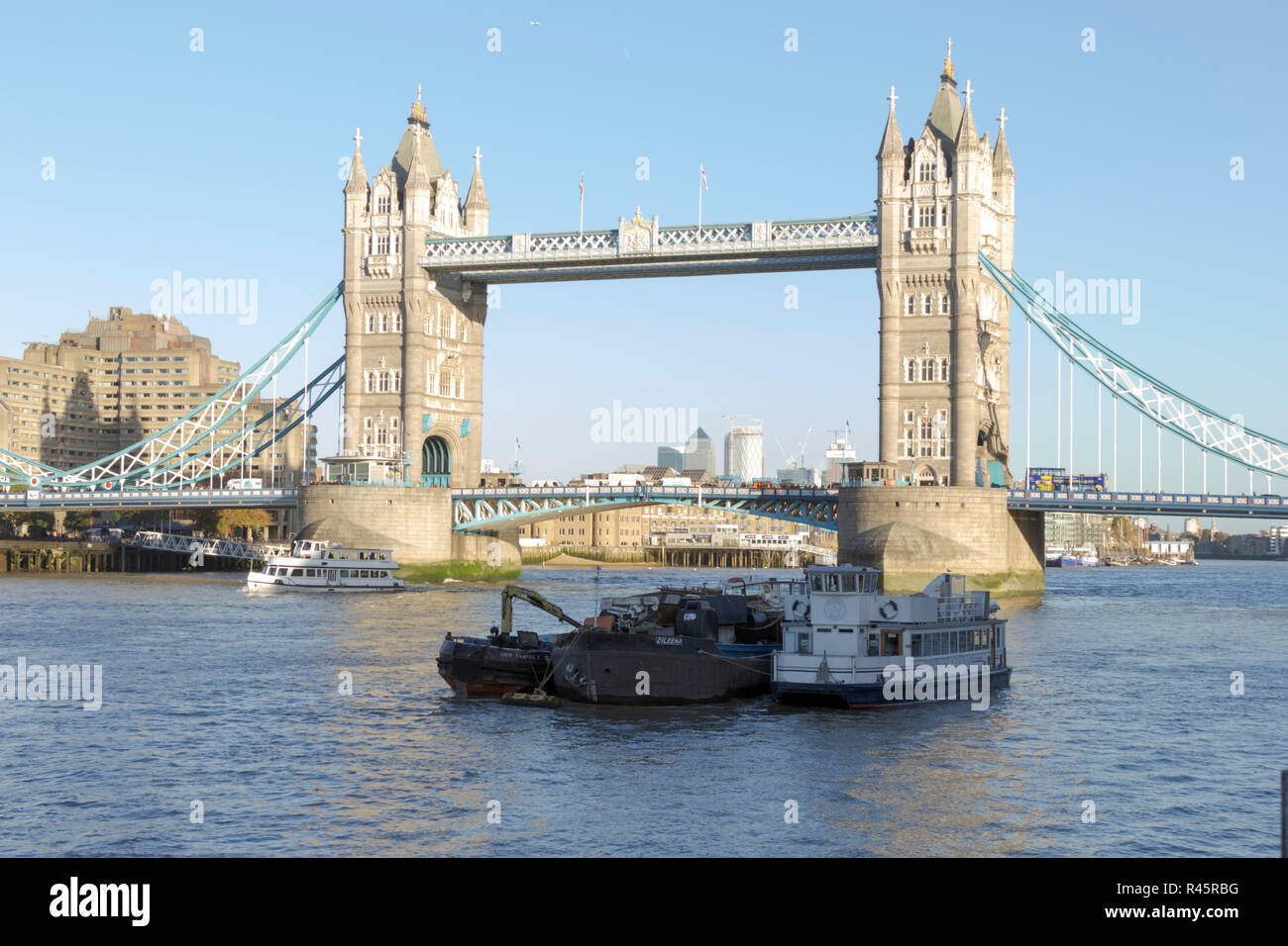 Il Tower Bridge, Central London, London. Regno Unito. 22 ottobre 2018.UK. I turisti in una giornata di sole nel centro di Londra in ottobre 2018. Foto Stock