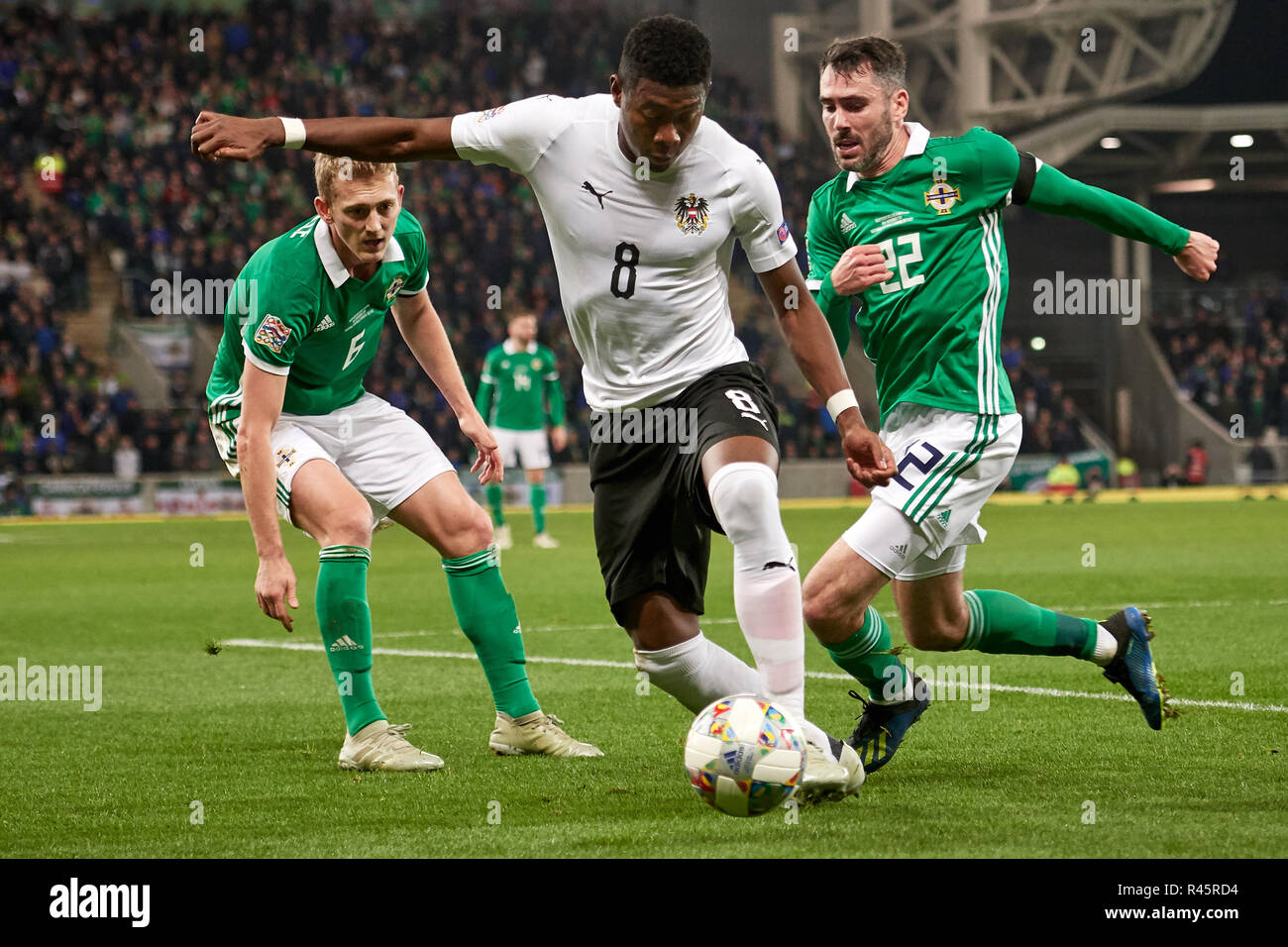 Belfast, Irlanda del Nord, Regno Unito. 18 Nov 2018. David Alaba (8, Austria) opere di tenere la palla da Michael Smith (22, Irlanda del Nord) e George Saville (6, Irlanda del Nord). Irlanda del Nord vs Austria, UEFA lega delle nazioni. Lo stadio nazionale a Windsor Park. Credito: XtraTimeSports (Darren McKinstry) / Alamy Live News. Foto Stock