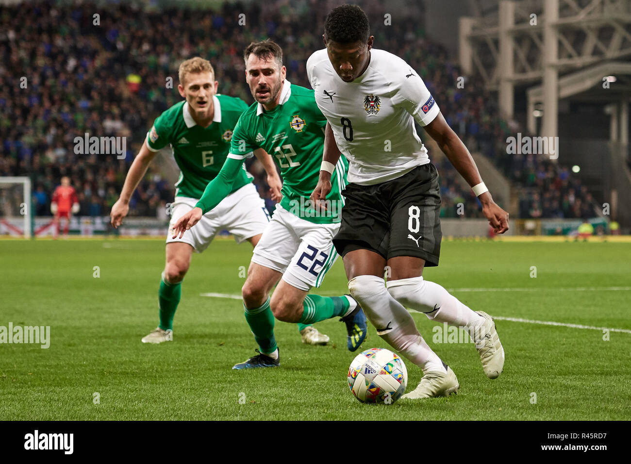 Belfast, Irlanda del Nord, Regno Unito. 18 Nov 2018. David Alaba (8, Austria) opere di tenere la palla da Michael Smith (22, Irlanda del Nord) e George Saville (6, Irlanda del Nord). Irlanda del Nord vs Austria, UEFA lega delle nazioni. Lo stadio nazionale a Windsor Park. Credito: XtraTimeSports (Darren McKinstry) / Alamy Live News. Foto Stock