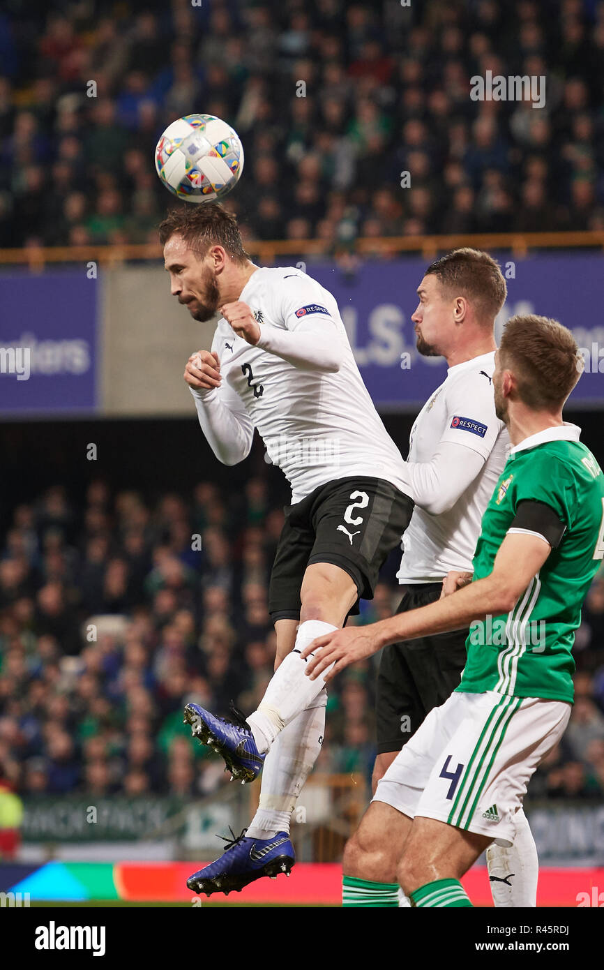 Belfast, Irlanda del Nord, Regno Unito. 18 Nov 2018. Andreas Ulmer (2, Austria) cancella la palla. Irlanda del Nord vs Austria, UEFA lega delle nazioni. Lo stadio nazionale a Windsor Park. Credito: XtraTimeSports (Darren McKinstry) / Alamy Live News. Foto Stock