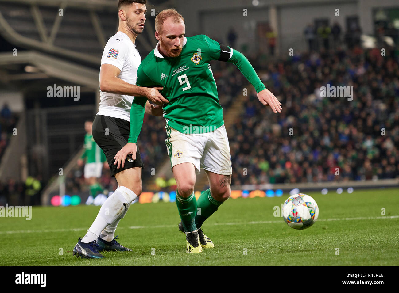 Belfast, Irlanda del Nord, Regno Unito. 18 Nov 2018. Liam Boyce (9, Irlanda del Nord) si prepara a croce. Irlanda del Nord vs Austria, UEFA lega delle nazioni. Lo stadio nazionale a Windsor Park. Credito: XtraTimeSports (Darren McKinstry) / Alamy Live News. Foto Stock