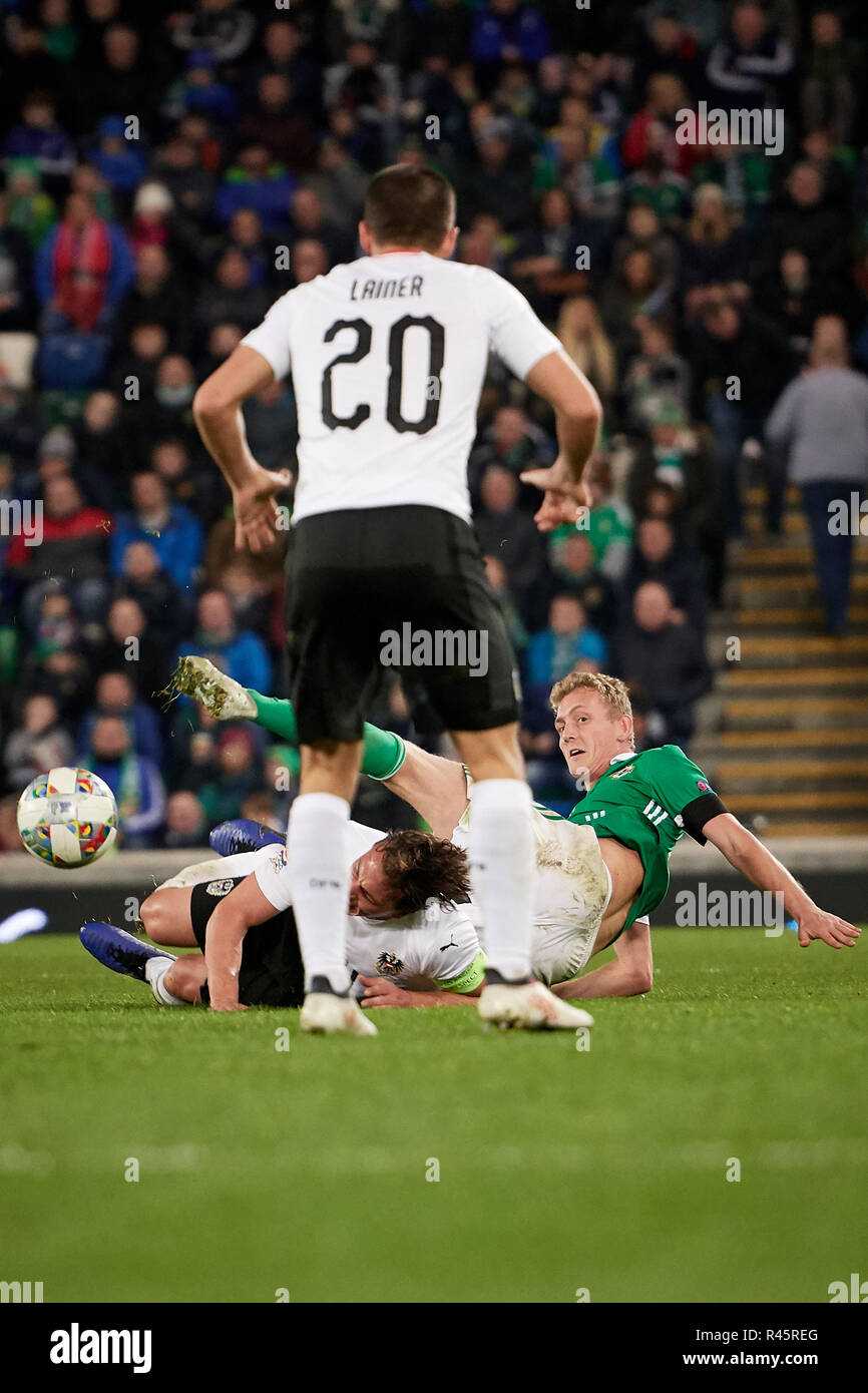 Belfast, Irlanda del Nord, Regno Unito. 18 Nov 2018. George Saville (6, Irlanda del Nord) viene affrontato. Irlanda del Nord vs Austria, UEFA lega delle nazioni. Lo stadio nazionale a Windsor Park. Credito: XtraTimeSports (Darren McKinstry) / Alamy Live News. Foto Stock