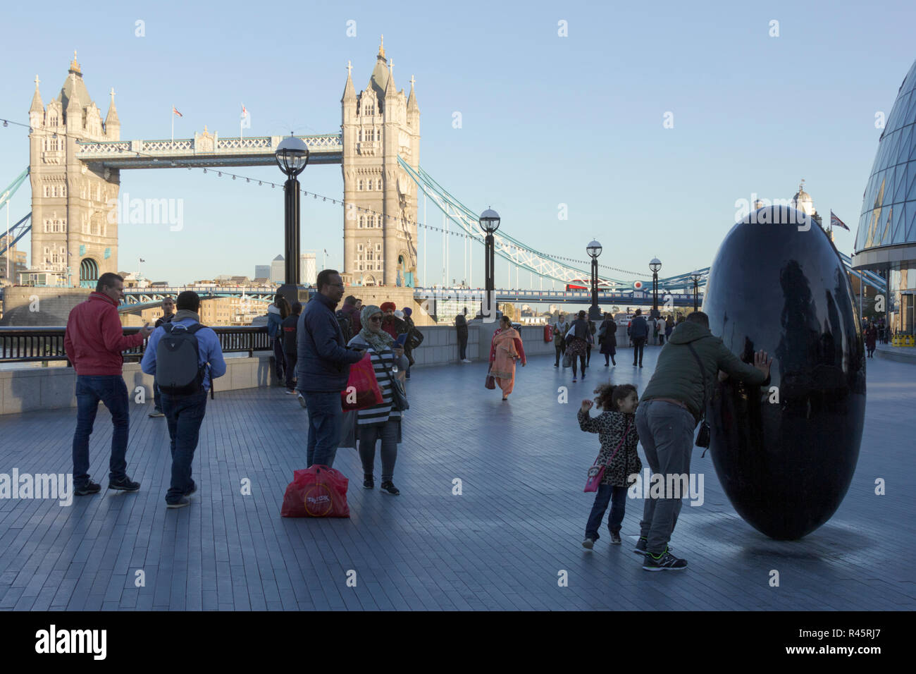 Il Tower Bridge, Central London, London. Regno Unito. 22 ottobre 2018.UK. I turisti in una giornata di sole nel centro di Londra in ottobre 2018. Foto Stock