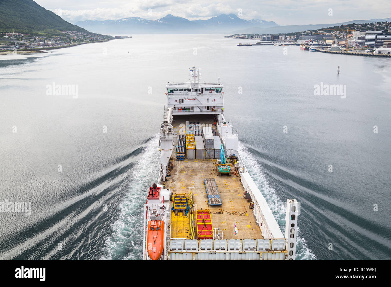 Contenitore nave passando il ponte di Tromso Norvegia Foto Stock